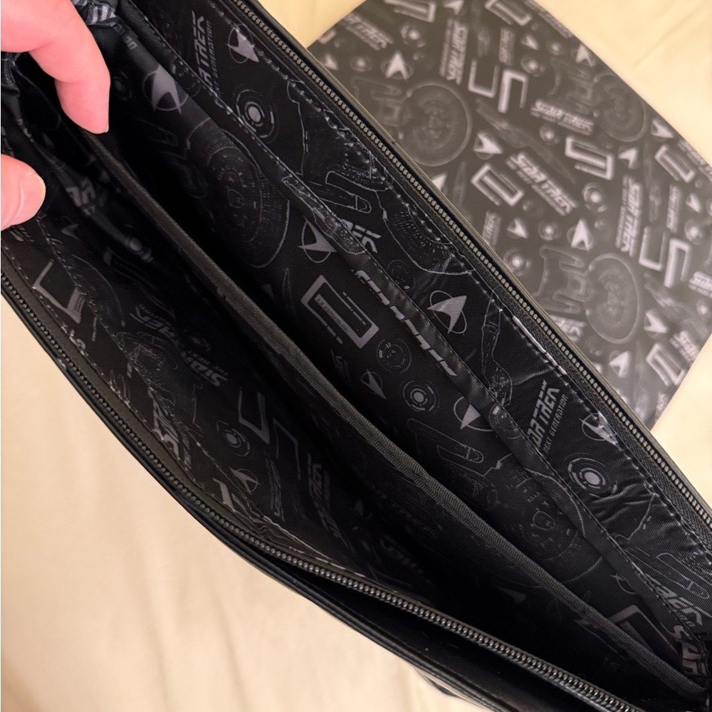 Star Trek: The Next Generation Laptop Messenger Bag (Command Red) - Picture 7 of 9